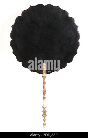 Reverse of Papier Mache schermo volto con Ritratto del Principe Alberto sulla parte anteriore, 1840 Produttore: Jennens & Bettridge (Constitution Hill, Birmingham), uno di un paio, probabilmente fatto per commemorare il matrimonio reale della Regina Vittoria e Principe Alberto nel 1840, Applied Arts, Manufacturers, Birmingham storia Foto Stock