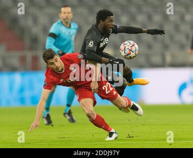 Da sinistra Marc Roca (FC Bayern Monaco) in duelli con Sekou Koita (RB Salzburg) Calcio UEFA Champions League: FC Bayern Monaco - FC Salzburg, 25 novembre 2020 - Calcio Calcio Calcio Calcio UEFA Champions League: FC Bavaria Monaco vs FC Salzburg, 25 novembre 2020-- | usage worldwide Foto Stock