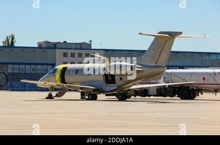 PRAGA, REPUBBLICA CECA - 21 AGOSTO 2020. PILATUS PC-24. Un moderno jet-plane all'aeroporto di Praga. Silver Aircraft PILATUS PC-24 all'aeroporto, registrat Foto Stock