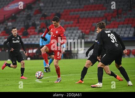 Monaco, Germania. 25 Nov 2020. Calcio: Champions League, FC Bayern Monaco di Baviera - RB Salzburg, stadio di gruppo, gruppo A, 4° incontro nell'Allianz Arena. Robert Lewandowski (M) di Monaco in azione. Credit: Sven Hoppe/dpa/Alamy Live News Foto Stock