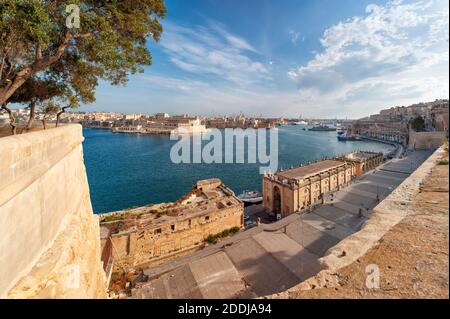 Tonniere con pesca del tonno rosso Atlantico nel porto di la Valletta, Malta. Mar Mediterraneo. Foto Stock