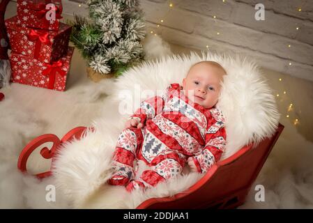 Stupito attraente bambino ragazzo in costume di Natale strisciando Foto Stock