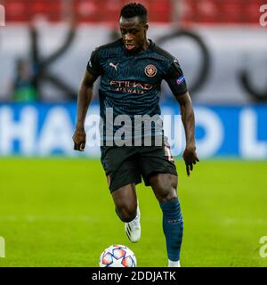 PIREO, GRECIA - 25 NOVEMBRE: Benjamin Mendy di Manchester City durante la partita di stadio del Gruppo C della UEFA Champions League tra Olympiacos FC e Manchester City allo stadio Karaiskakis il 25 novembre 2020 a Pireo, Grecia. (Foto di MB Media) Foto Stock