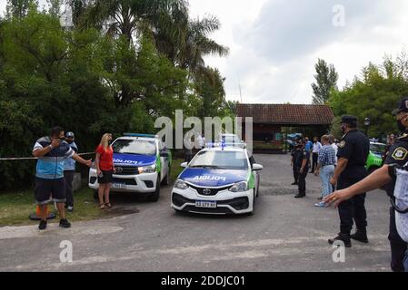 Buenos Aires, Argentina. 25 Nov 2020. Un veicolo forense è in movimento nel distretto di Tigre per spostare i resti mortali della stella di calcio Diego Maradona. Maradona morì all'età di 60 anni. Credit: Julieta Ferrario/dpa/Alamy Live News Foto Stock