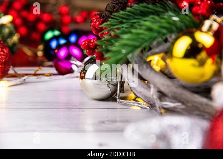 varie decorazioni colorate del nuovo anno Foto Stock