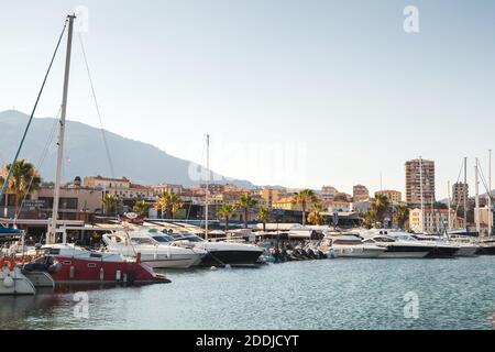 Ajaccio, Francia - 29 giugno 2015: Barche a vela e da diporto sono ormeggiati nel porto turistico di Ajaccio, la capitale della Corsica Foto Stock