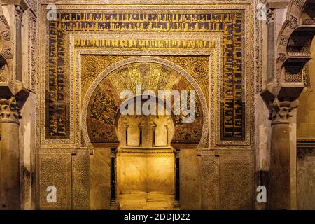 Vista interna di Mihrab nella Grande Moschea di Cordova e la Mezquita, Cattedrale di nostra Signora dell'Assunzione, Cordova, Spagna Foto Stock