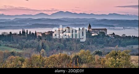 Cailhau, Aude France. 11/25/20 Alba vista sul villaggio guardando verso la catena montuosa dei Pirenei francesi. Nebbie del mattino presto. Chiesa e campana Foto Stock