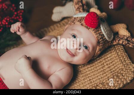 Stupito attraente bambino ragazzo in costume di Natale strisciando Foto Stock