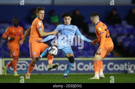 Il Callum o'Hare di Coventry City (centro) combatte con Will Vaulks di Cardiff City (a sinistra) e Harry Wilson durante la partita del campionato Sky Bet al St Andrews Trillion Trophy Stadium di Birmingham. Foto Stock