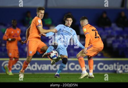 Il Callum o'Hare di Coventry City (centro) combatte con Will Vaulks di Cardiff City (a sinistra) e Harry Wilson durante la partita del campionato Sky Bet al St Andrews Trillion Trophy Stadium di Birmingham. Foto Stock