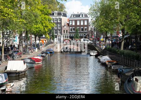 Le barche costeggiano i numerosi canali del centro di Amsterdam, Paesi Bassi Foto Stock