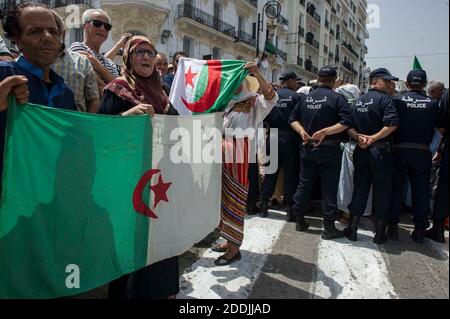 20° venerdì di protesta ad Algeri, Algeria, il 05 luglio 2019. I manifestanti algerini si scontrano con la polizia antisommossa durante una manifestazione settimanale in coincidenza con la Giornata dell'Indipendenza algerina nelle strade principali. Gli algerini scesero per le strade per celebrare il giorno che cade quest'anno venerdì, che aveva assistito alle loro proteste settimanali contro le figure dell'ex regime dalla partenza dell'ex presidente Abdelaziz Bouteflika in aprile, e anche l'Algeria segna la sua Giornata dell'Indipendenza per commemorare l'indipendenza dalla Francia in aprile il 5 luglio 1962. Migliaia di persone hanno dimostrato per il ventesimo consecuti Foto Stock