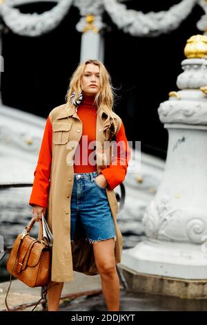 Street Style, Chloe Lecareux in arrivo a Victoria Tomas Primavera-Estate 2020 spettacolo di ready-to-wear, tenuto al Fraust, Parigi, Francia, il 24 settembre 2019. Foto di Marie-Paola Bertrand-Hillion/ABACAPRESS.COM Foto Stock