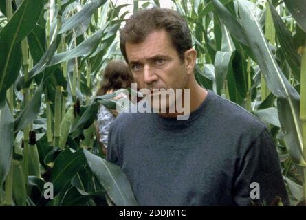 Mel Gibson, 'Signs' (2002) Photo credit: Touchstone / The Hollywood Archive / file Reference N. 34078-0318FSTHA Foto Stock