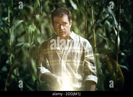 Mel Gibson, 'Signs' (2002) Photo credit: Touchstone / The Hollywood Archive / file Reference N. 34078-0321FSTHA Foto Stock