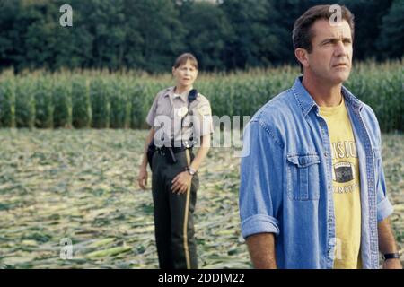 Mel Gibson, 'Signs' (2002) Photo credit: Touchstone / The Hollywood Archive / file Reference N. 34078-0325FSTHA Foto Stock