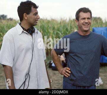 Direttore M. Night Shyamalan, Mel Gibson, 'Signs' (2002) Photo credit: Touchstone / The Hollywood Archive / file Reference N. 34078-0342FSTHA Foto Stock