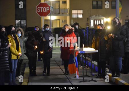 Watertown, Massachusetts, Stati Uniti. 22 novembre 2020. Gli Armeni-Americani hanno una veglia a lume di candela e un memoriale per la Pace in onore dei soldati caduti di Artsakh, Nagorno Karabakh, nella recente guerra con l'Azerbaigian e i suoi sostenitori. Credit: Kenneth Martin/ZUMA Wire/Alamy Live News Foto Stock