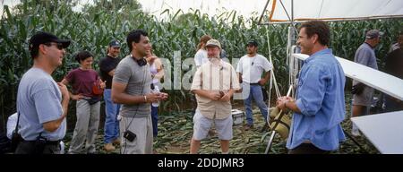 Direttore M. Night Shyamalan, Mel Gibson, 'Signs' (2002) Photo credit: Touchstone / The Hollywood Archive / file Reference N. 34078-0352FSTHA Foto Stock