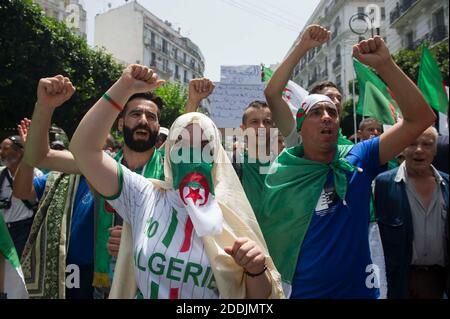 20° venerdì di protesta ad Algeri, Algeria, il 05 luglio 2019. I manifestanti algerini si scontrano con la polizia antisommossa durante una manifestazione settimanale in coincidenza con la Giornata dell'Indipendenza algerina nelle strade principali. Gli algerini scesero per le strade per celebrare il giorno che cade quest'anno venerdì, che aveva assistito alle loro proteste settimanali contro le figure dell'ex regime dalla partenza dell'ex presidente Abdelaziz Bouteflika in aprile, e anche l'Algeria segna la sua Giornata dell'Indipendenza per commemorare l'indipendenza dalla Francia in aprile il 5 luglio 1962. Migliaia di persone hanno dimostrato per il ventesimo consecuti Foto Stock