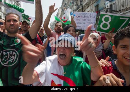 20° venerdì di protesta ad Algeri, Algeria, il 05 luglio 2019. I manifestanti algerini si scontrano con la polizia antisommossa durante una manifestazione settimanale in coincidenza con la Giornata dell'Indipendenza algerina nelle strade principali. Gli algerini scesero per le strade per celebrare il giorno che cade quest'anno venerdì, che aveva assistito alle loro proteste settimanali contro le figure dell'ex regime dalla partenza dell'ex presidente Abdelaziz Bouteflika in aprile, e anche l'Algeria segna la sua Giornata dell'Indipendenza per commemorare l'indipendenza dalla Francia in aprile il 5 luglio 1962. Migliaia di persone hanno dimostrato per il ventesimo consecuti Foto Stock