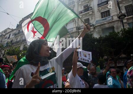 20° venerdì di protesta ad Algeri, Algeria, il 05 luglio 2019. I manifestanti algerini si scontrano con la polizia antisommossa durante una manifestazione settimanale in coincidenza con la Giornata dell'Indipendenza algerina nelle strade principali. Gli algerini scesero per le strade per celebrare il giorno che cade quest'anno venerdì, che aveva assistito alle loro proteste settimanali contro le figure dell'ex regime dalla partenza dell'ex presidente Abdelaziz Bouteflika in aprile, e anche l'Algeria segna la sua Giornata dell'Indipendenza per commemorare l'indipendenza dalla Francia in aprile il 5 luglio 1962. Migliaia di persone hanno dimostrato per il ventesimo consecuti Foto Stock