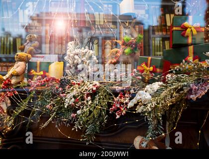 Odessa, Ucraina - 25 novembre 2020. Decorazioni natalizie sulla finestra di un negozio di città. Foto Stock