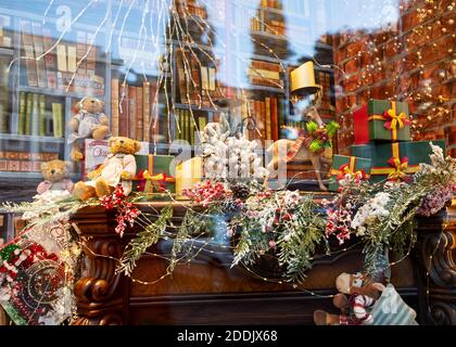 Odessa, Ucraina - 25 novembre 2020. Decorazioni natalizie sulla finestra di un negozio di città. Foto Stock