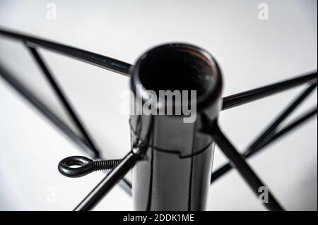 Supporto in metallo con vite di tensionamento per mantenere l'albero in posizione Foto Stock