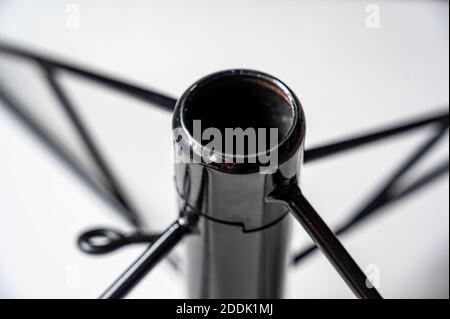 Supporto in metallo con vite di tensionamento per mantenere l'albero in posizione Foto Stock