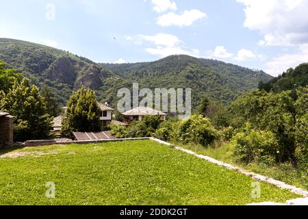 Villaggio di Kovachevitsa con autentici del XIX secolo e ospita, Blagoevgrad Regione, Bulgaria Foto Stock