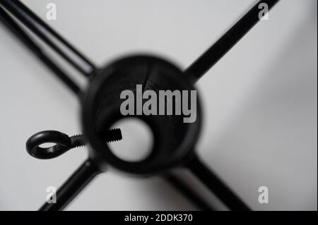 Supporto in metallo con vite di tensionamento per mantenere l'albero in posizione Foto Stock