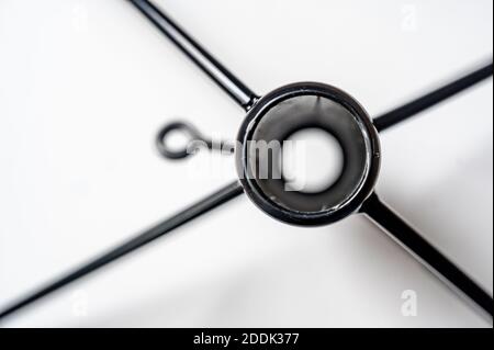 Supporto in metallo con vite di tensionamento per mantenere l'albero in posizione Foto Stock