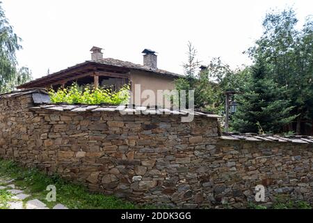 Villaggio di Kovachevitsa con autentici del XIX secolo e ospita, Blagoevgrad Regione, Bulgaria Foto Stock