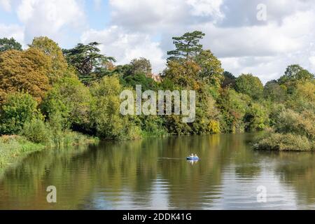 Tamigi in autunno dal ponte Clifton Hampden, Clifton Hampden, Oxfordshire, Inghilterra, Regno Unito Foto Stock