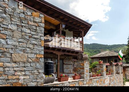 Villaggio di Kovachevitsa con autentici del XIX secolo e ospita, Blagoevgrad Regione, Bulgaria Foto Stock