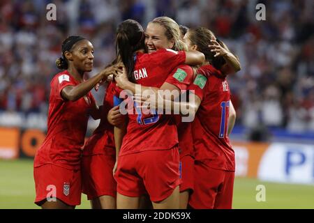 Alex Morgan degli Stati Uniti festeggia con i compagni di squadra durante la partita finale della Coppa del mondo di calcio FIFA Women 2019 1/2 Inghilterra contro USA al Groupama Stadium di Lione, Francia, il 2 luglio 2019. Gli Stati Uniti hanno vinto 2-1. Foto di Henri Szwarc/ABACAPRESS.COM Foto Stock