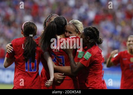 Alex Morgan degli Stati Uniti festeggia con i compagni di squadra durante la partita finale della Coppa del mondo di calcio FIFA Women 2019 1/2 Inghilterra contro USA al Groupama Stadium di Lione, Francia, il 2 luglio 2019. Gli Stati Uniti hanno vinto 2-1. Foto di Henri Szwarc/ABACAPRESS.COM Foto Stock