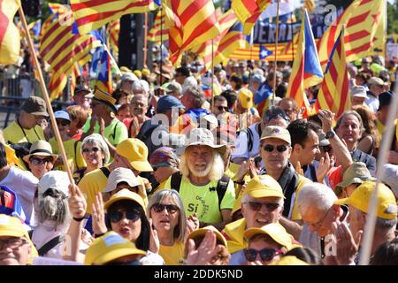 La gente onda bandiere e bandiere catalane a favore dell'indipendenza 'estelada' durante una manifestazione davanti al Parlamento europeo il 2 luglio 2019 a Strasburgo, nella Francia orientale. I manifestanti protestano a favore dei separatisti catalani che non sono in grado di prendere posto come deputati. Foto di Nicolas Roses/ABACAPRESS.COM Foto Stock