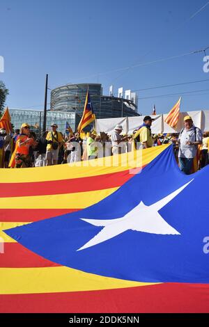La gente onda bandiere e bandiere catalane a favore dell'indipendenza 'estelada' durante una manifestazione davanti al Parlamento europeo il 2 luglio 2019 a Strasburgo, nella Francia orientale. I manifestanti protestano a favore dei separatisti catalani che non sono in grado di prendere posto come deputati. Foto di Nicolas Roses/ABACAPRESS.COM Foto Stock