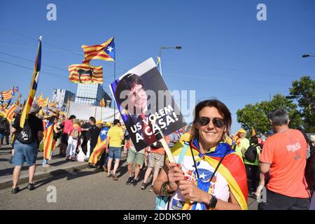 La gente onda bandiere e bandiere catalane a favore dell'indipendenza 'estelada' durante una manifestazione davanti al Parlamento europeo il 2 luglio 2019 a Strasburgo, nella Francia orientale. I manifestanti protestano a favore dei separatisti catalani che non sono in grado di prendere posto come deputati. Foto di Nicolas Roses/ABACAPRESS.COM Foto Stock