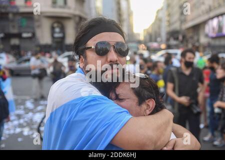 Buenos Aires, Argentina. 25 Nov 2020. I tifosi piangere all'obelisco dopo la morte della stella del calcio Diego Maradona in un sobborgo di Buenos Aires è morto. Credit: Fernando Gens/dpa/Alamy Live News Foto Stock