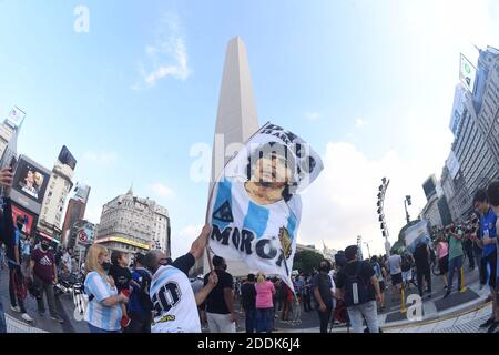 Buenos Aires, Argentina. 25 Nov 2020. I tifosi ondano bandiere argentine sull'obelisco dopo la morte della stella del calcio Diego Maradona è morto in un sobborgo di Buenos Aires. Credit: Fernando Gens/dpa/Alamy Live News Foto Stock