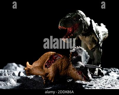 tirannosauro con corpo triceratops su un terreno con crateri Foto Stock