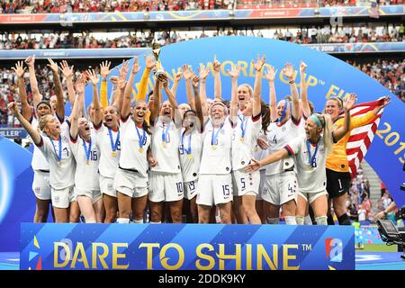 I giocatori statunitensi alzano il trofeo dopo la finale della Coppa del mondo femminile FIFA Francia del 2019 tra gli Stati Uniti d'America e i Paesi Bassi allo Stade de Lyon il 7 luglio 2019 a Lione, Francia. Foto di David Niviere/ABACAPRESS.COM Foto Stock
