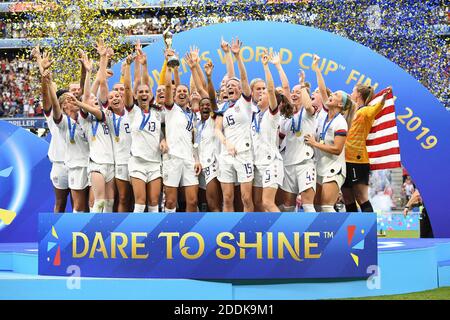 I giocatori statunitensi alzano il trofeo dopo la finale della Coppa del mondo femminile FIFA Francia del 2019 tra gli Stati Uniti d'America e i Paesi Bassi allo Stade de Lyon il 7 luglio 2019 a Lione, Francia. Foto di David Niviere/ABACAPRESS.COM Foto Stock