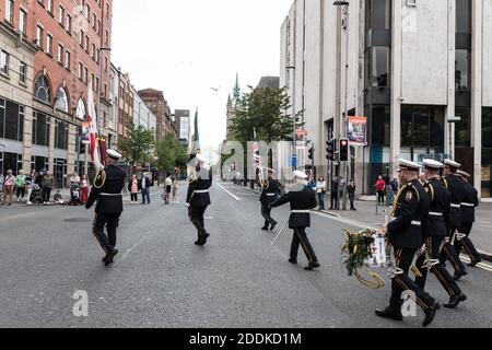 Una delegazione cammina di fronte al municipio di Belfast durante la sfilata del giorno arancione a Belfast. Mentre la questione sulle condizioni della Brexit rimane, la Giornata arancione è organizzata da protestanti e lealisti (sostenitori del Regno Unito) per ricordare la battaglia di Boyne nel 1690 e la vittoria di Guglielmo 3 di Orange-Nassau. Belfast, Irlanda del Nord, Regno Unito 12 luglio 2019. Foto di Daniel Derajinski/ABACAPRESS.COM Foto Stock