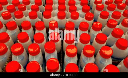 Yarrawonga, Victoria / Australia - Novembre 24 2020: File di bottiglie di plastica con top rossi in ferramenta negozio a Yarrawonga Foto Stock