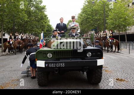 Il presidente francese Emmanuel Macron (L) si trova in un veicolo Acmat VLRA accanto agli eserciti francesi il capo di stato maggiore generale Francois Lecointre mentre rivedono le truppe prima dell'inizio della sfilata militare del giorno della Bastiglia lungo il viale Champs-Elysees a Parigi il 14 luglio 2019. Foto di Raphael Lafargue/ABACAPRESS.COM Foto Stock